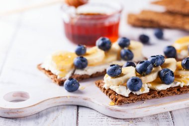 Berry, meyve, bal ve krem peynir Beyaz ahşap yaban domuzu Tarih ile sağlıklı sandviç