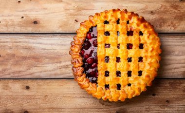 Kırsal ahşap arka planda fotokopi alanı olan ev yapımı yaz meyveli turtası. Üst görünüm.