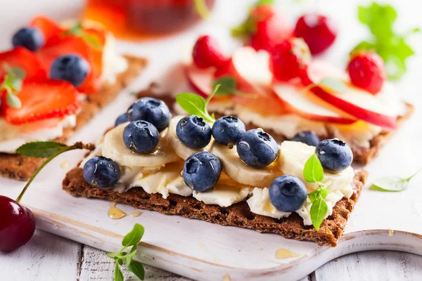 Gesunde Sandwiches Mit Beeren Honig Und Frischkäse Auf Weißem Wildschwein — Stockfoto