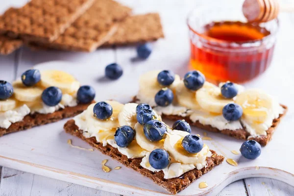Gezonde Broodjes Met Bessen Fruit Honing Roomkaas Witte Houten Zwijnen — Stockfoto