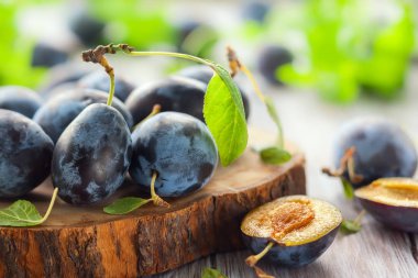 Ahşap arka plan üzerinde yaprakları ile taze erik