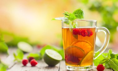 Ahududu, kireç ve ahşap masa nane ile yaz çay bardak