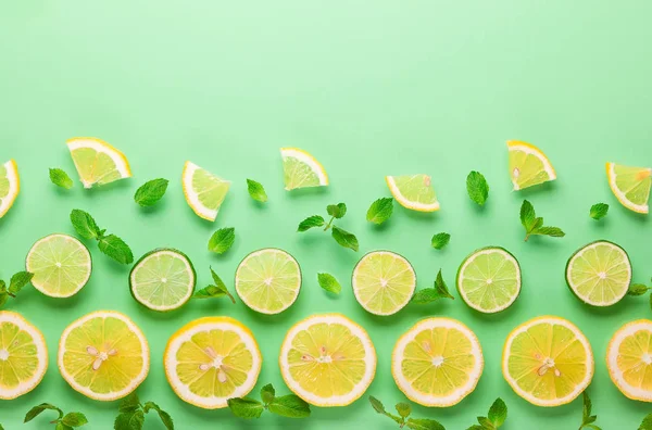 Skivor Färsk Citron Och Lime Mönster Pastell Grön Bakgrund Minimalistisk — Stockfoto