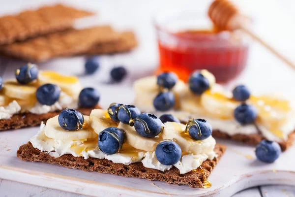 Sándwiches Saludables Con Bayas Frutas Miel Queso Crema Jabalí Madera — Foto de Stock