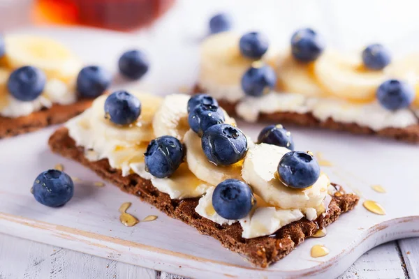 Gezonde Broodjes Met Bessen Fruit Honing Roomkaas Witte Houten Zwijnen — Stockfoto