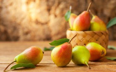 Sepeti ahşap masa üzerinde taze olgun armut. Organik meyve, kopya alanı ile sağlıklı beslenme kavramı.