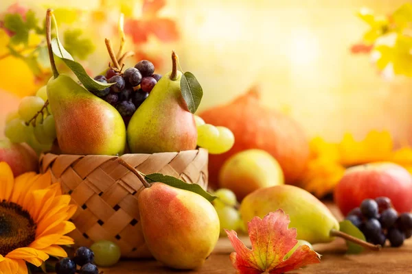 Outono Ainda Vida Com Frutas Sazonais Flores Legumes Fundo Madeira — Fotografia de Stock