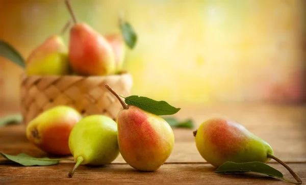 Peras Frescas Maduras Canasta Sobre Mesa Madera Frutas Ecológicas Concepto —  Fotos de Stock