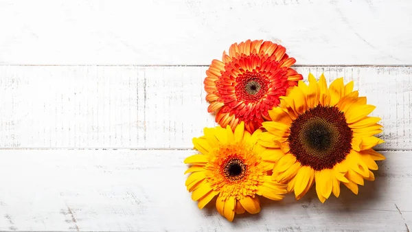 Schöne Gelbe Sonnenblumen Und Gerbera Auf Weißem Holzgrund Ansicht Von — Stockfoto
