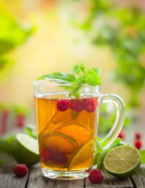 Ahududu, kireç ve ahşap masa nane ile yaz çay bardak