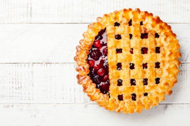 Kırsal ahşap arka planda fotokopi alanı olan ev yapımı yaz meyveli turtası. Üst görünüm.