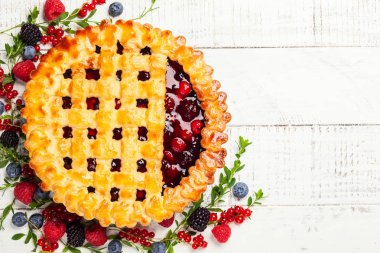 Kırsal ahşap arka planda fotokopi alanı olan ev yapımı yaz meyveli turtası. Üst görünüm.