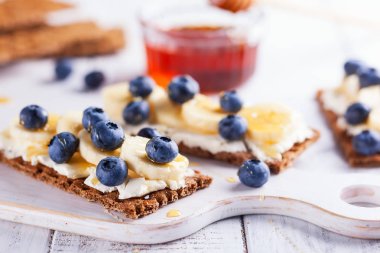 Berry, meyve, bal ve krem peynir Beyaz ahşap yaban domuzu Tarih ile sağlıklı sandviç