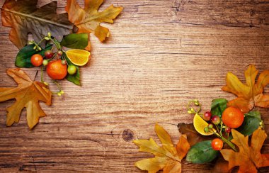 Sonbahar konsepti ile ahşap arka plan yapraklarda. Boşluk ile üstten görünüm.