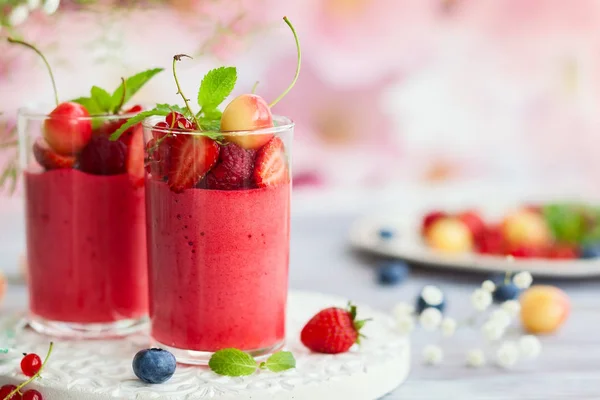 Mousse Aromatizzata Frutti Bosco Condita Con Bacche Fresche Bicchieri Dolce — Foto Stock
