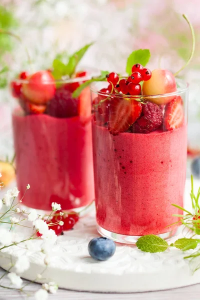 浆果味的慕斯顶着新鲜浆果的眼镜 夏日甜点配草莓 覆盆子 红醋栗 樱桃和蓝莓 — 图库照片