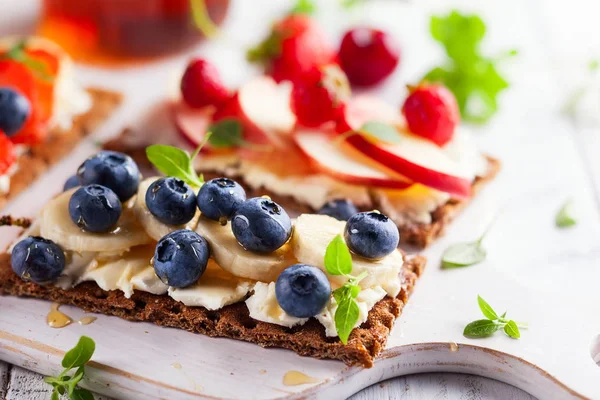 Sándwiches Saludables Con Bayas Miel Queso Crema Jabalí Madera Blanco —  Fotos de Stock