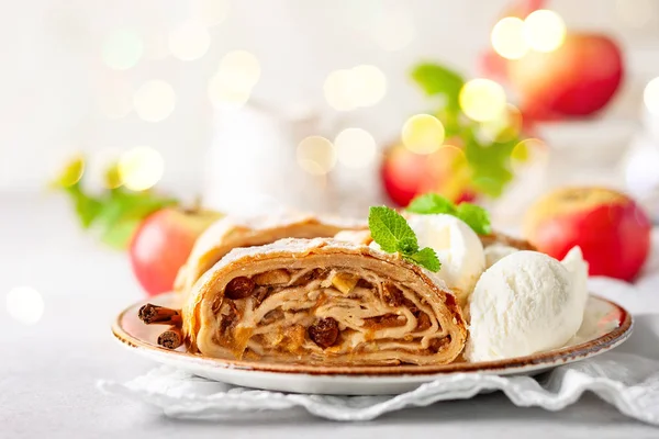 シナモン レーズン 粉砂糖 バニラ クリームとリンゴのシュトルーデルの伝統的な作品です クリスマスのデザート — ストック写真