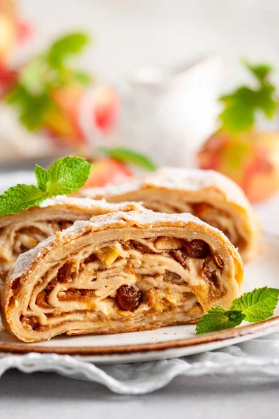 Pedaços Tradicionais Strudel Maçã Com Canela Passas Açúcar Hortelã — Fotografia de Stock