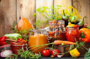 Cam kavanoz - ajvar, kabak havyar, ratatouille, sonbahar ev yapımı korunmuş sebze havuç turşusu. Korunmuş Vejetaryen yiyecekler kavramı, kopya alanı düşmek.