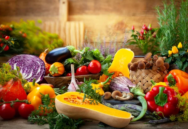 Surtido Verduras Temporada Hierbas Frescas Una Mesa Madera Rústica — Foto de Stock