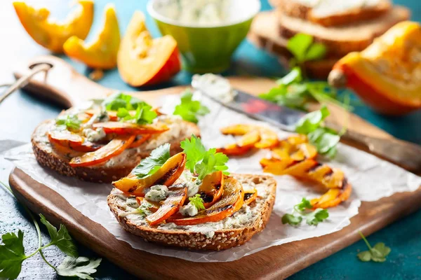 カボチャのグリルとソフトチーズ マルチグレインのライ麦パンのオープン サンドイッチ — ストック写真