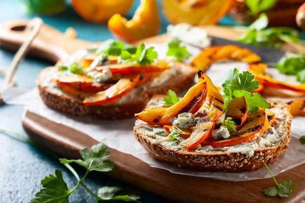 Panino Aperto Con Zucca Alla Griglia Formaggio Morbido Pane Segale — Foto Stock