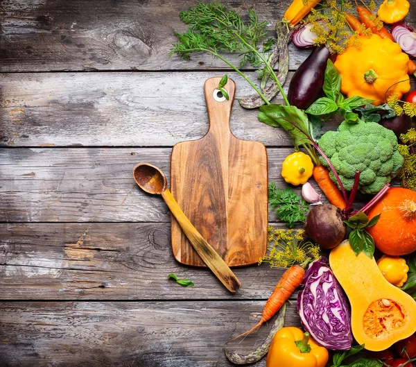 Sortiment Syrové Zeleniny Vinobraní Dřevěných Kuchyňských Potřeb Dřevěném Pozadí Organická — Stock fotografie