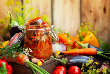 Patlıcan sebze cam ile gelen korunmuş Homemade jar - ratatouille. Korunmuş Vejetaryen yiyecekler kavramı, kopya alanı düşmek.