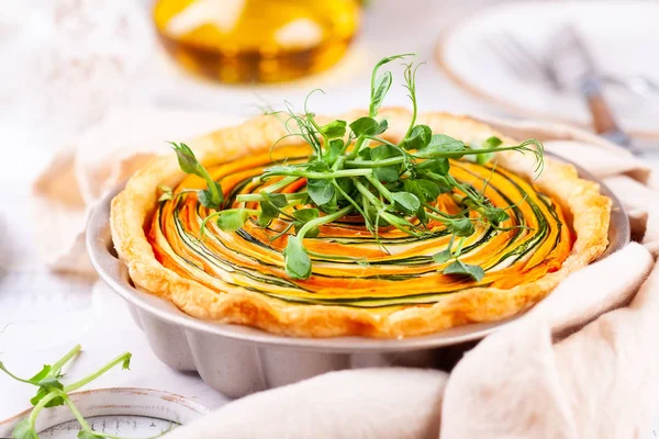 Hemlagad Grönsakstårta Med Morot Zucchini Och Pumpa Vitt Träbord Spiralgrönsakssaft — Stockfoto