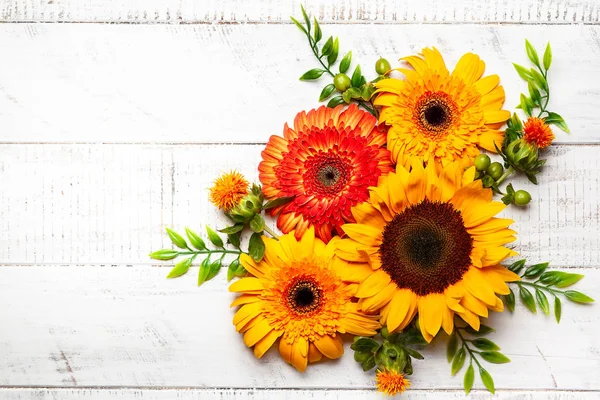 Schöne Herbstblumen Und Beeren Auf Dem Weißen Holzgrund Ansicht Von — Stockfoto