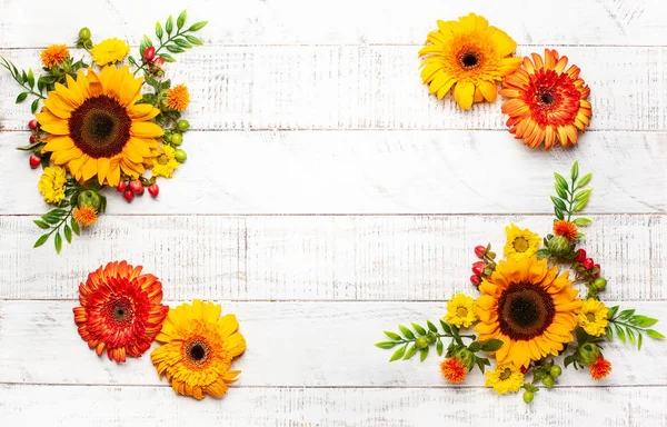 Prachtige Herfst Bloemen Bessen Witte Houten Achtergrond Bovenaanzicht Met Kopie — Stockfoto