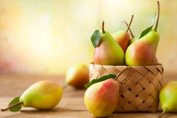 Peras Frescas Maduras Canasta Sobre Mesa Madera Frutas Ecológicas Concepto —  Fotos de Stock