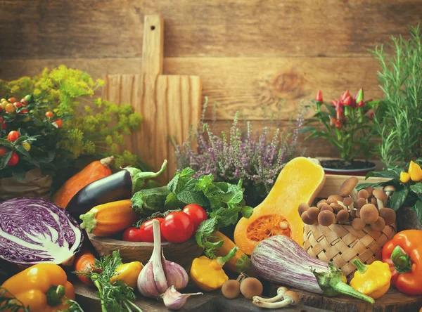 Légumes Saison Assortis Herbes Fraîches Sur Une Table Rustique Bois — Photo