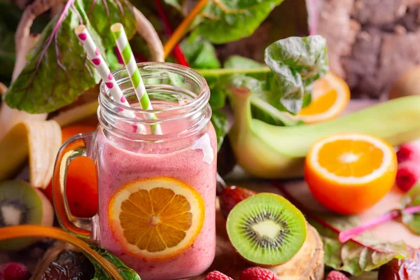 Gezonde Smoothie Met Fruit Bessen Gedroogde Vruchten Snijbiet Laat Een — Stockfoto