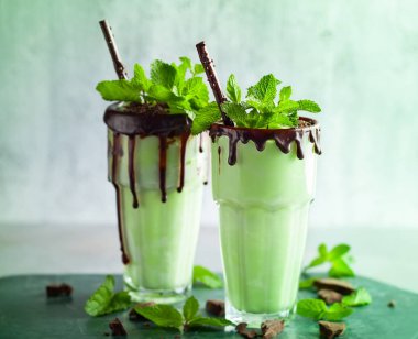 Naneli çikolatalı milkshake, dondurmalı ve taze nane yapraklı.