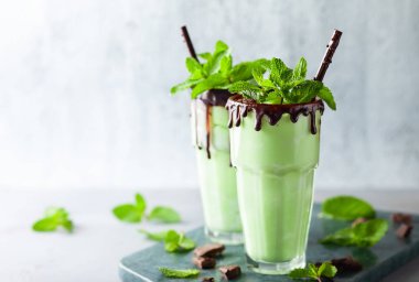 Naneli çikolatalı milkshake, dondurmalı ve taze nane yapraklı.