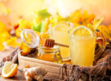Ballı Limon ve zencefil çayı. Sonbahar-kış sezonu için baharatlı şifalı çay.