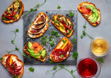 Çeşitli soslar ile çeşitli bruschetta tatil için taş tahtaya set. Üstten görünüm. Parti gıda kavramı.