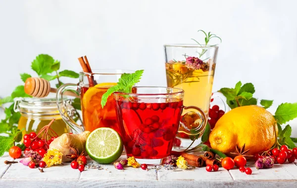 对秋冬季节的健康保健饮料进行了分类 含有浆果 干花和柑橘的草茶 — 图库照片
