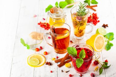 Sonbahar-kış sezonu için çeşitli sağlıklı tıbbi içecekler. Böğürtlen, baharat, kurutulmuş çiçek ve narenciye ile bitki çayı..