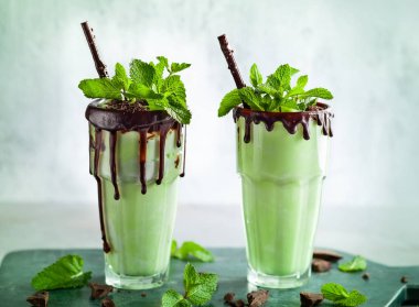 Naneli çikolatalı milkshake, dondurmalı ve taze nane yapraklı.