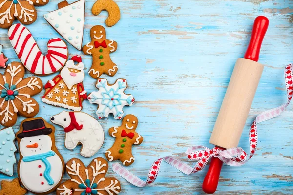 Assortiment Van Zelfgemaakte Kerstkoekjes Een Blauwe Houten Achtergrond — Stockfoto