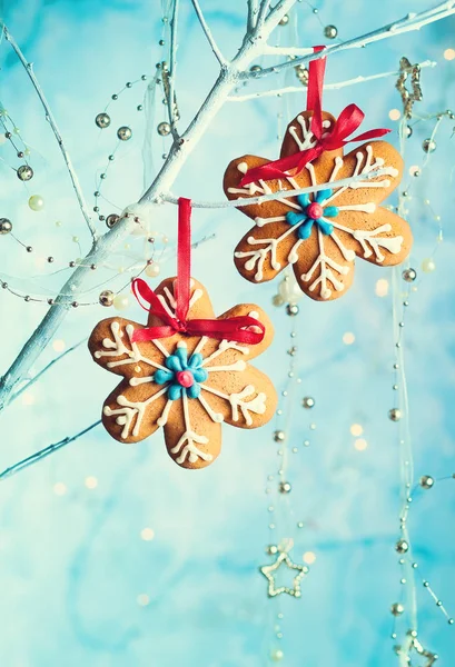 枝にぶら下がっているクリスマスのジンジャーブレッド雪片 — ストック写真