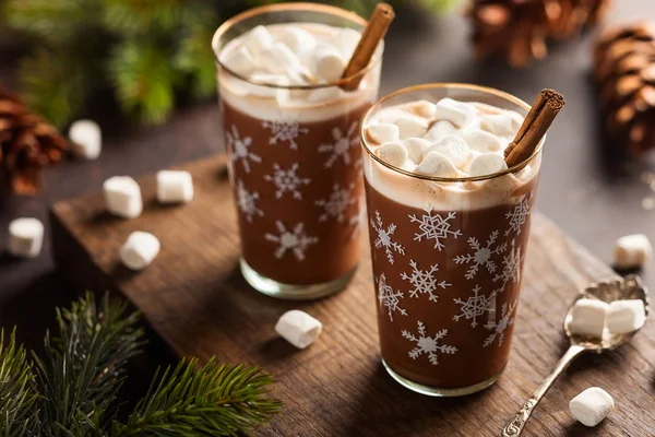 Chocolate Caliente Con Malvaviscos Canela Copas Vidrio Para Navidad — Foto de Stock