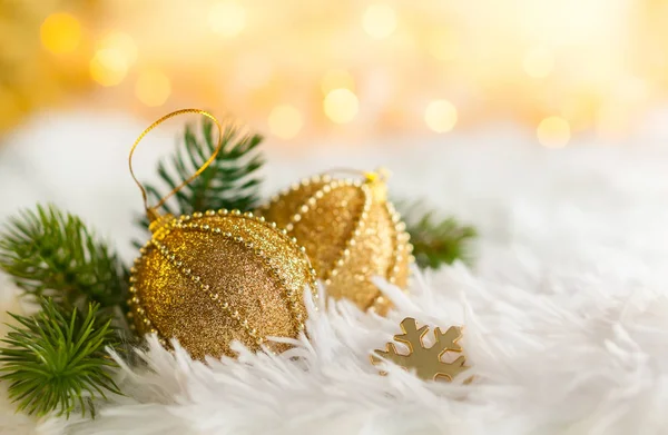 ゴールドのキラキラ背景と白い毛皮にゴールドのクリスマスつまらない お祭り冬のコンセプト — ストック写真