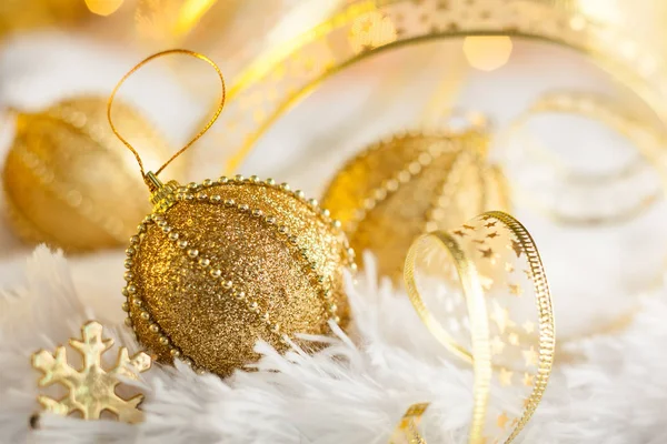 Goldene Christbaumkugeln Auf Weißem Fell Mit Goldglitzerndem Hintergrund Festliches Winterkonzept — Stockfoto