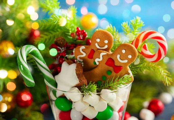 クリスマスのクッキー 甘いお菓子 ガラス クリスマスの贈り物や装飾のための完全な考えのマシュマロ — ストック写真