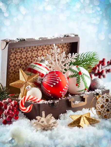 雪の中のクリスマス ツリーのお祝いクリスマスの装飾とヴィンテージ スーツケース — ストック写真