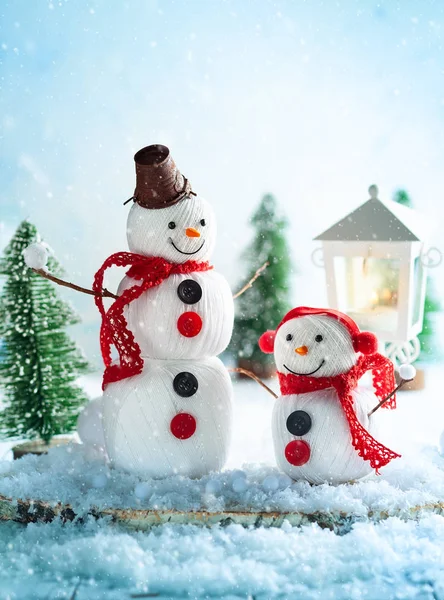 Ein Festlicher Winterhintergrund Mit Zwei Fröhlichen Schneemännern Aus Wollknäueln Knöpfen — Stockfoto